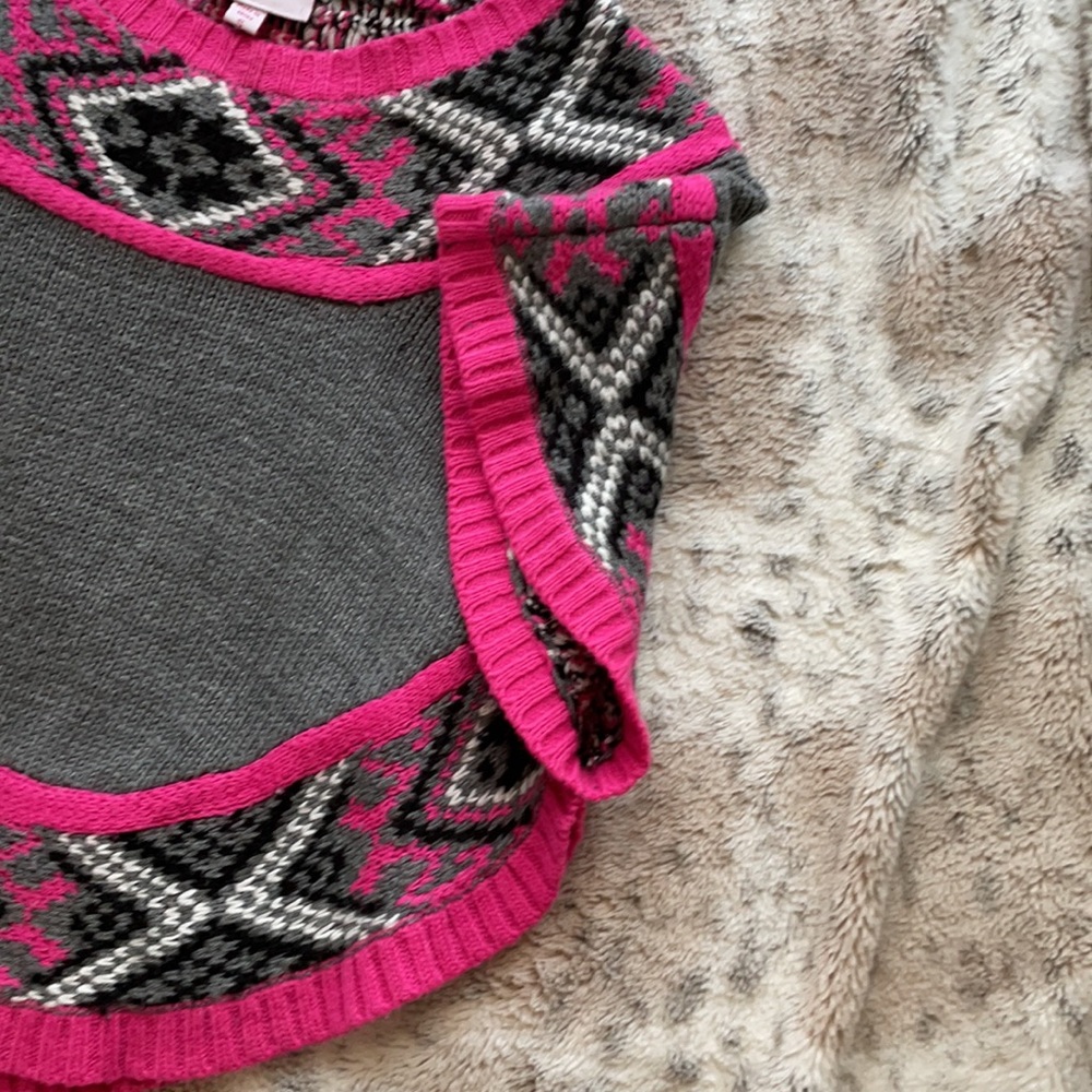 Poncho 💗🖤 - Picture 3 of 7